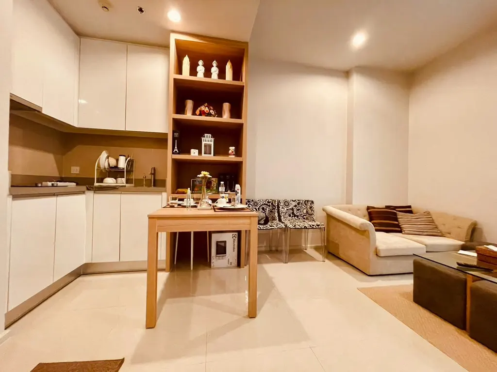 Living room (view 2) of the 1-bedroom condo (37.4 sq.m.) at M Ladprao