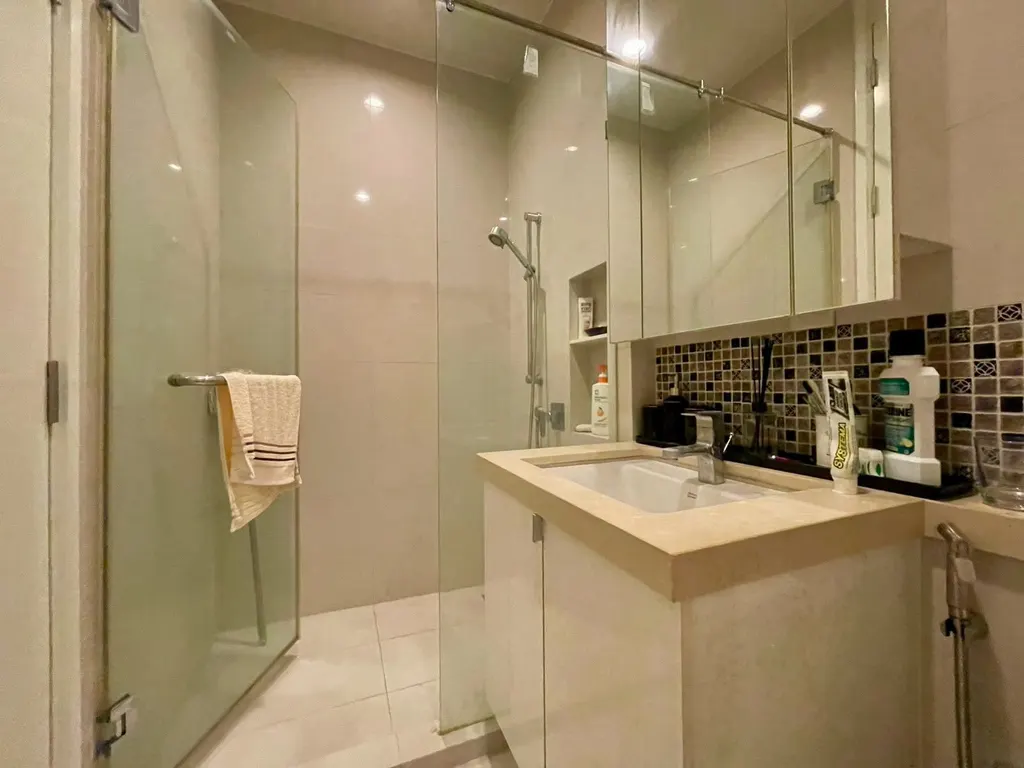 Bathroom of the 1-bedroom condo (37.4 sq.m.) at M Ladprao
