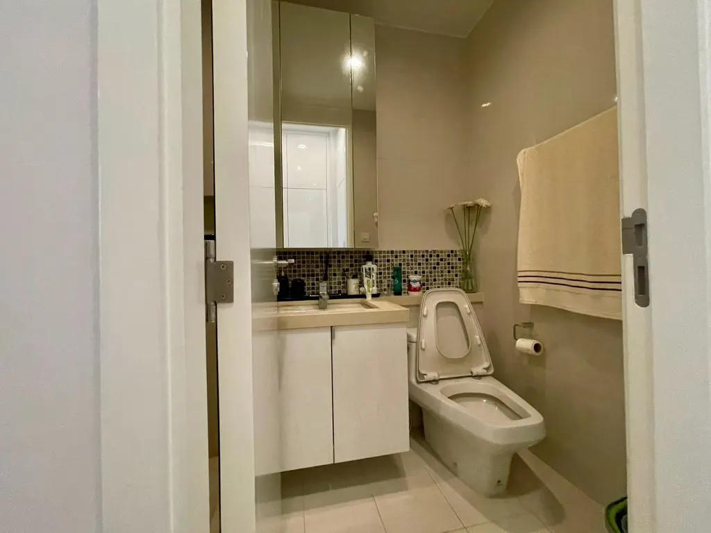 Bathroom (view 2) of the 1-bedroom condo (37.4 sq.m.) at M Ladprao