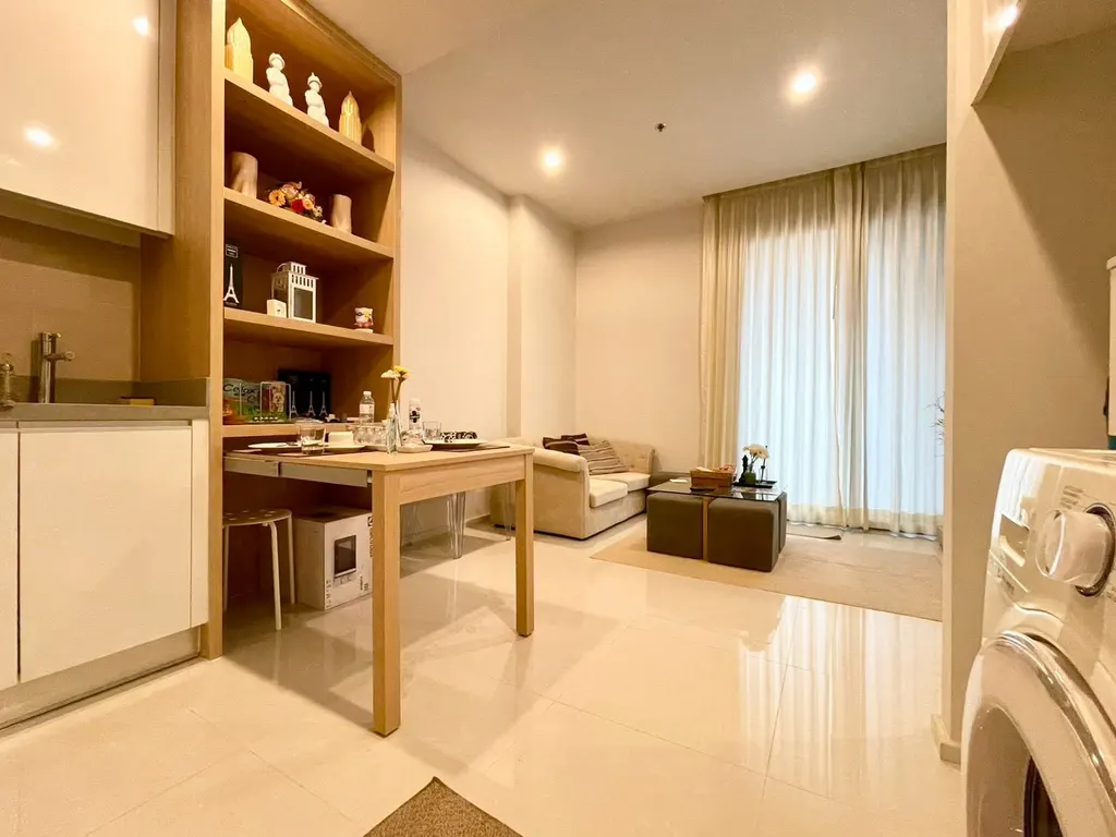 Kitchen of the 1-bedroom condo (37.4 sq.m.) at M Ladprao