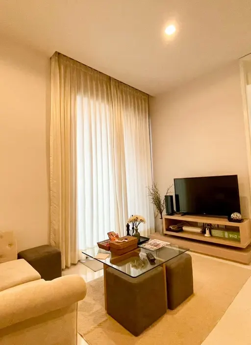 Living room of the 1-bedroom condo (37.4 sq.m.) at M Ladprao