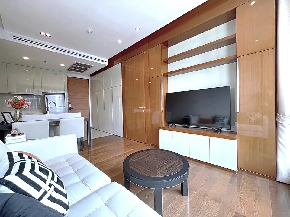 Living room of the 1-bedroom condo (45 sq.m.) at The Address Sukhumvit 28