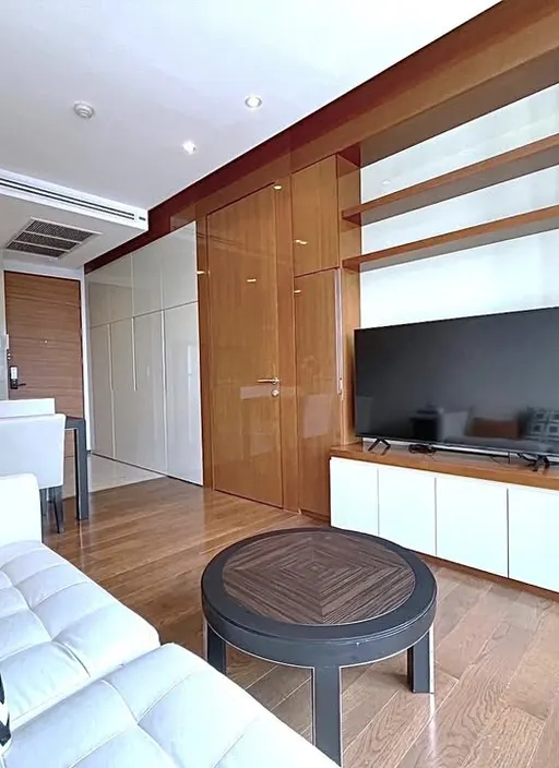 Living room of the 1-bedroom condo (45 sq.m.) at The Address Sukhumvit 28