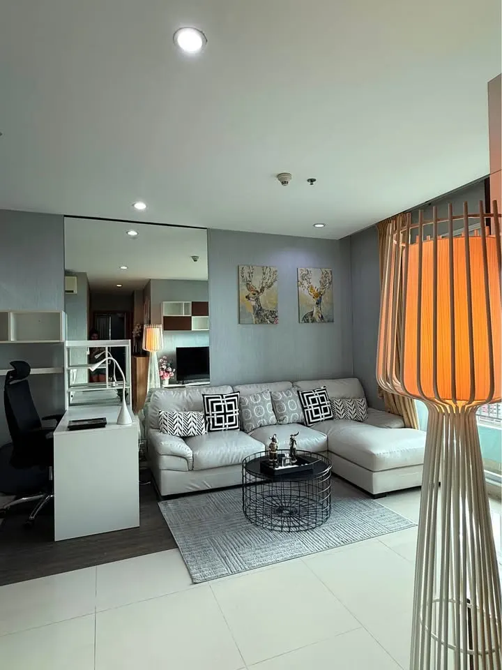 Séjour (vue 10) du condo de 2 chambres (75 m²) au Circle Condominium