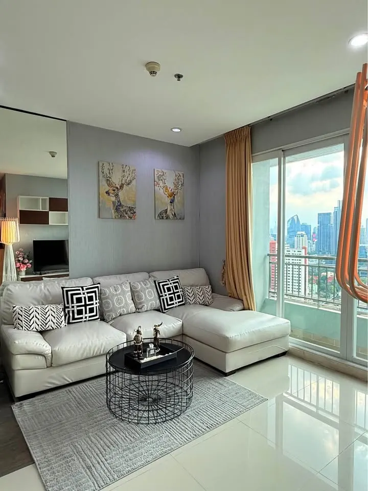 Séjour (vue 11) du condo de 2 chambres (75 m²) au Circle Condominium