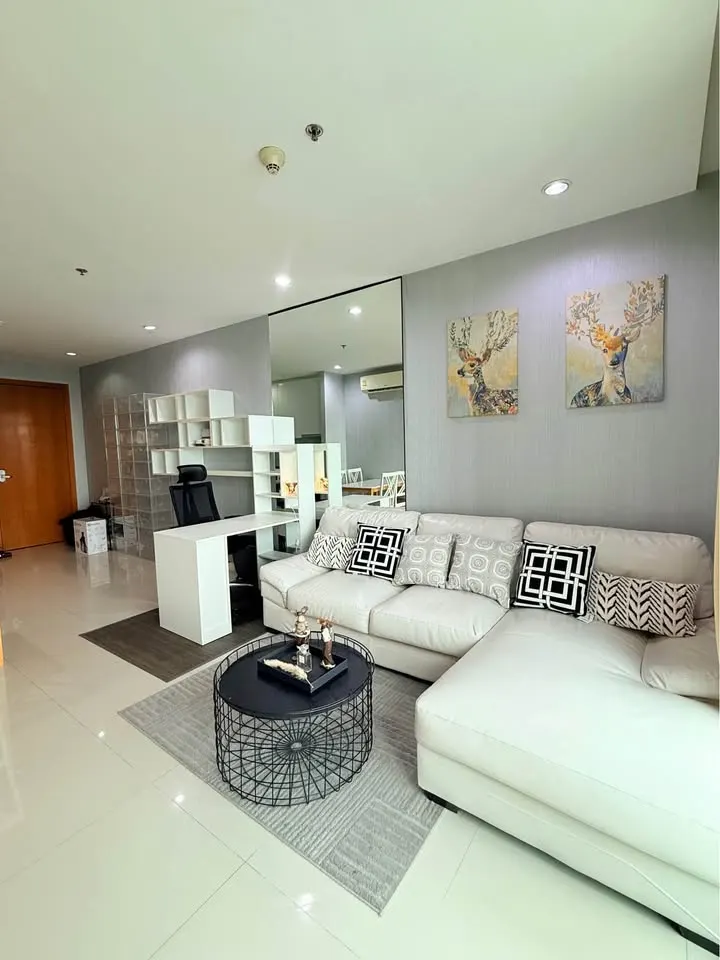 Séjour (vue 13) du condo de 2 chambres (75 m²) au Circle Condominium
