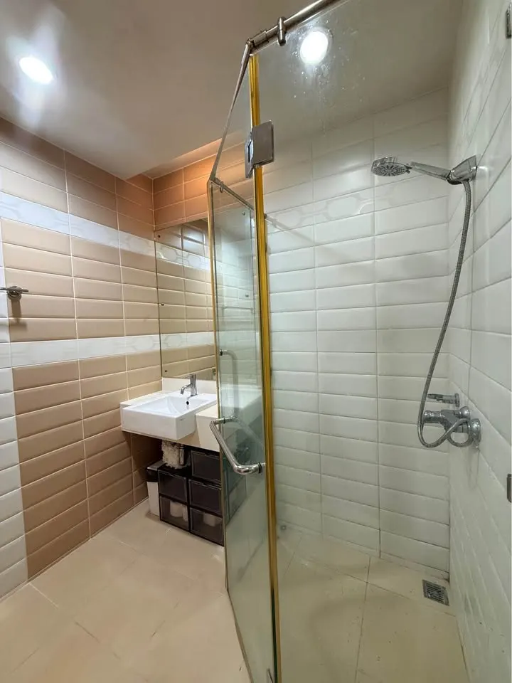 Salle de bains de l'appartement de 2 chambre(s) (75 m²) au Circle Condominium
