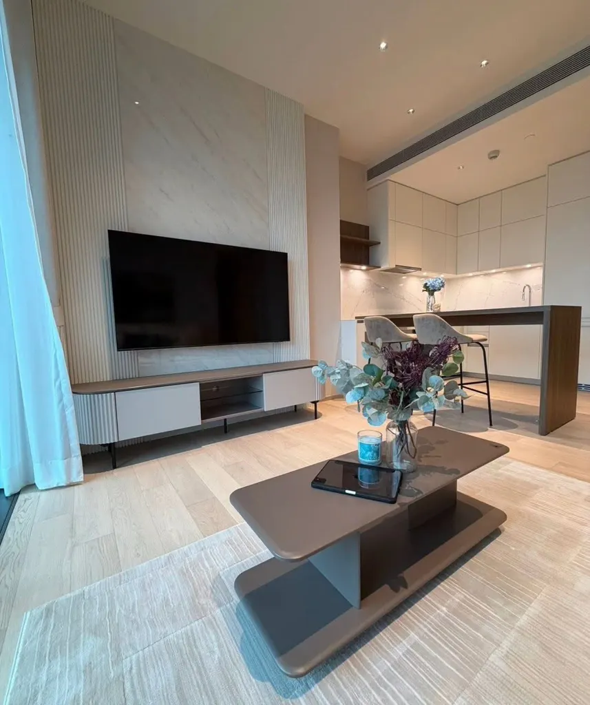 Living room of the 1-bedroom condo (51.6 sq.m.) at EI8HTEEN SEVEN - One Bangkok