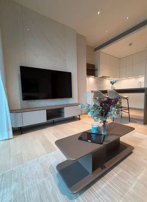 Living room of the 1-bedroom condo (51.6 sq.m.) at EI8HTEEN SEVEN - One Bangkok