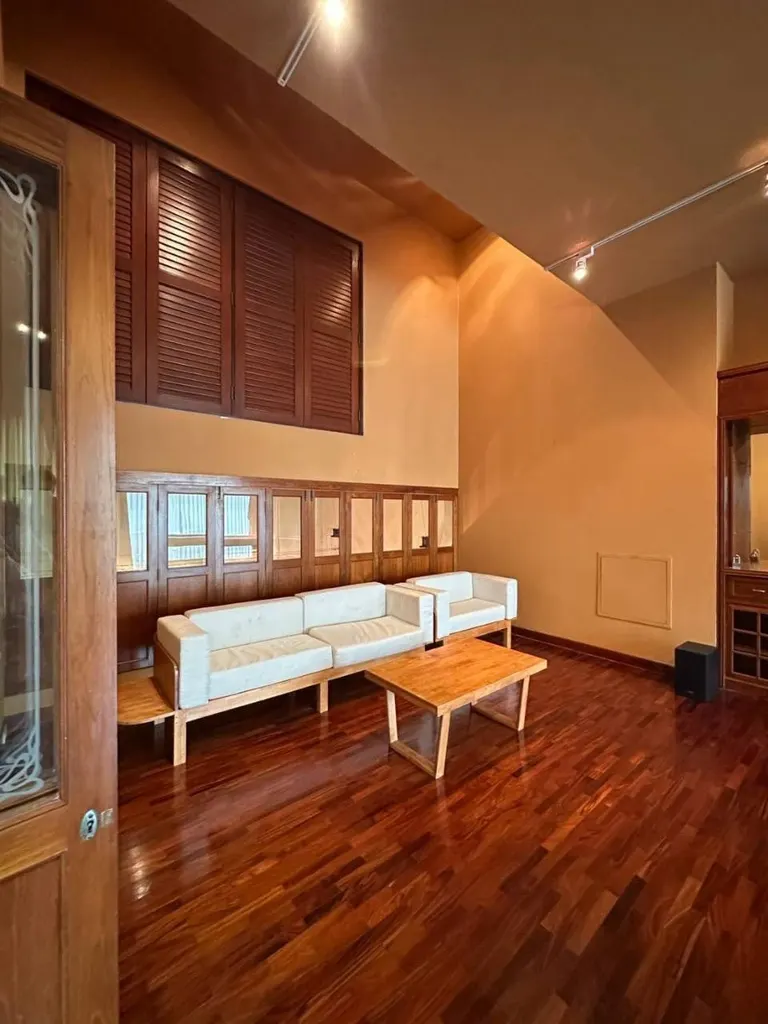 Photo 1 of listing DA-3386490: 5-bedroom townhouse (550 sq.m.) in Phrom Phong