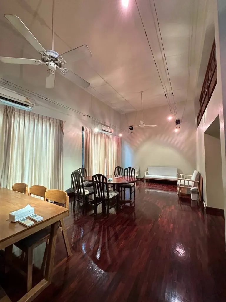 Photo 2 of listing DA-3386490: 5-bedroom townhouse (550 sq.m.) in Phrom Phong