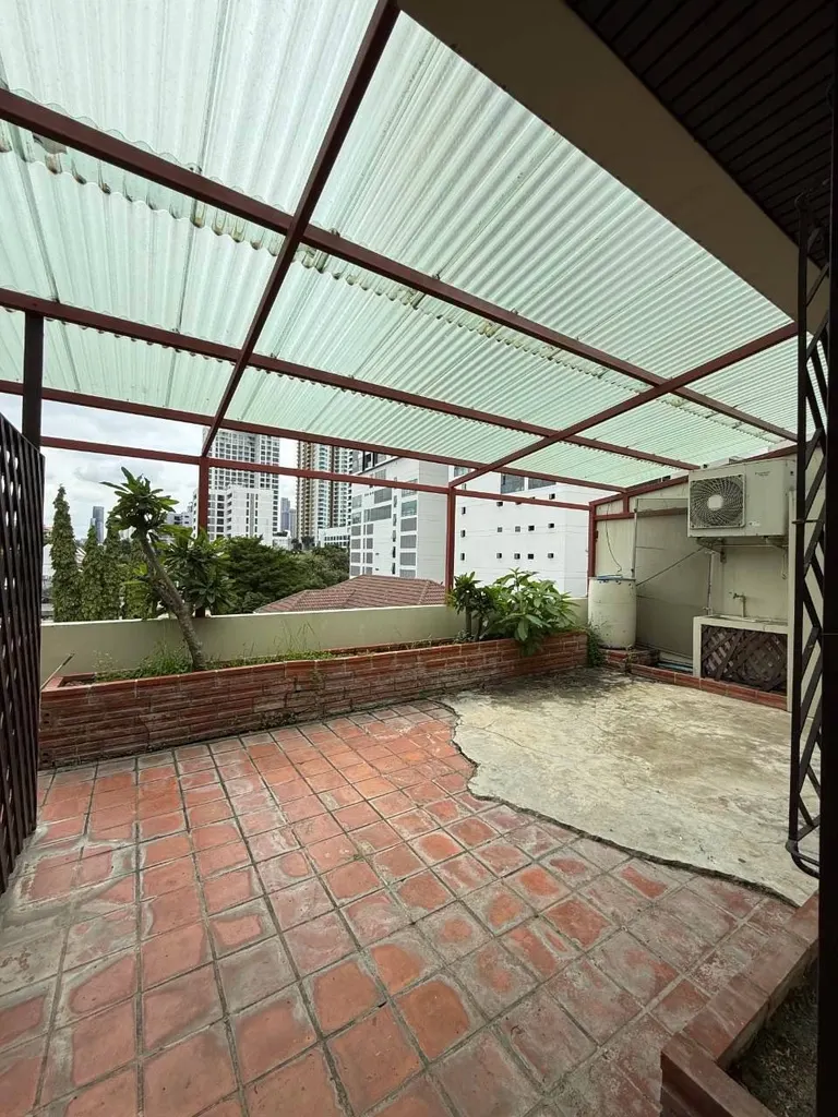 Photo 7 of listing DA-3386490: 5-bedroom townhouse (550 sq.m.) in Phrom Phong
