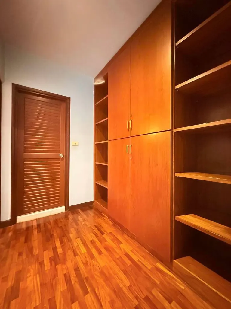 Photo 9 of listing DA-3386490: 5-bedroom townhouse (550 sq.m.) in Phrom Phong