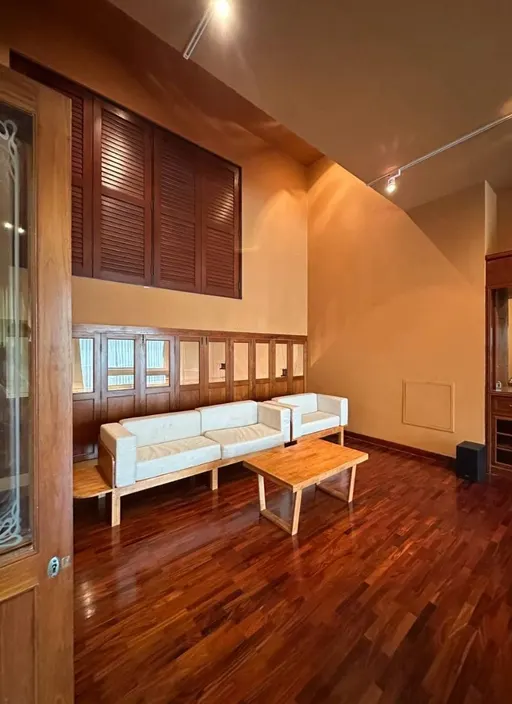 Photo 1 of listing DA-3386490: 5-bedroom townhouse (550 sq.m.) in Phrom Phong