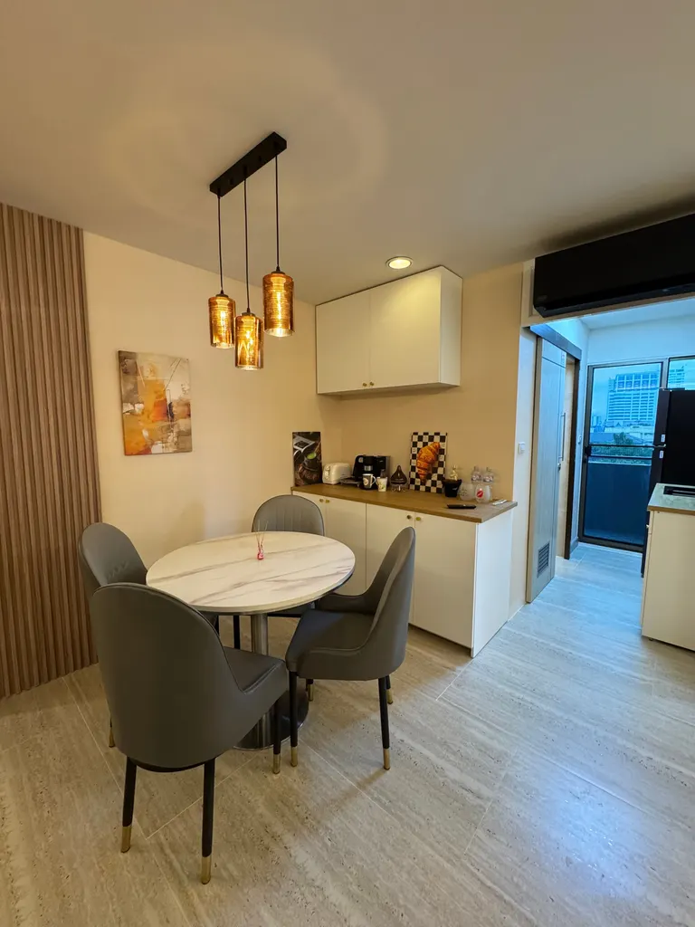 Photo 4 of listing DA-3387380: 2-bedroom condo (74.25 sq.m.) at Phasuk Place