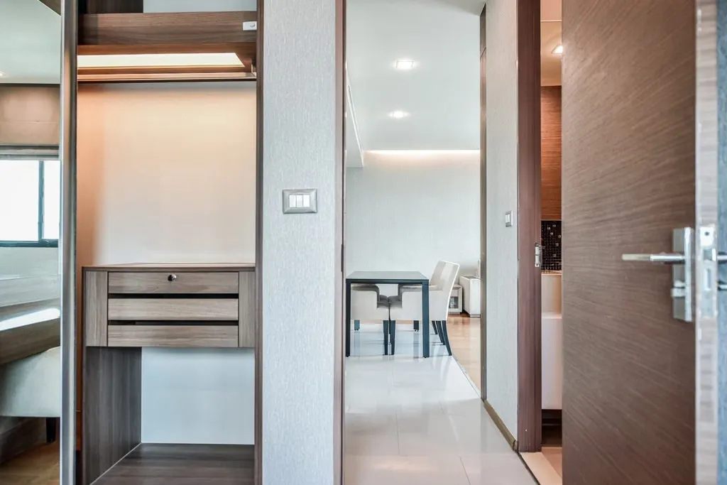 Living room (view 4) of the 2-bedroom condo (80 sq.m.) at The Address Sathorn