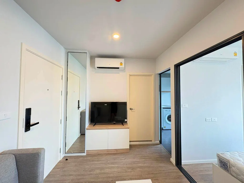 Living room of the 1-bedroom condo (27.6 sq.m.) at Blue Sukhumvit 89