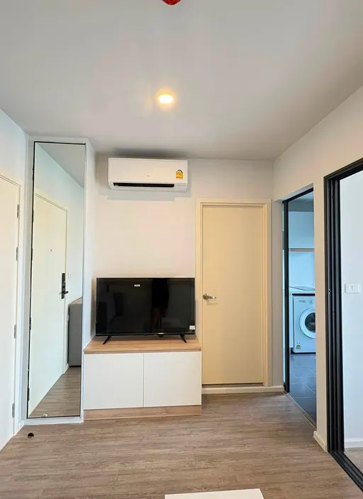 Living room of the 1-bedroom condo (27.6 sq.m.) at Blue Sukhumvit 89