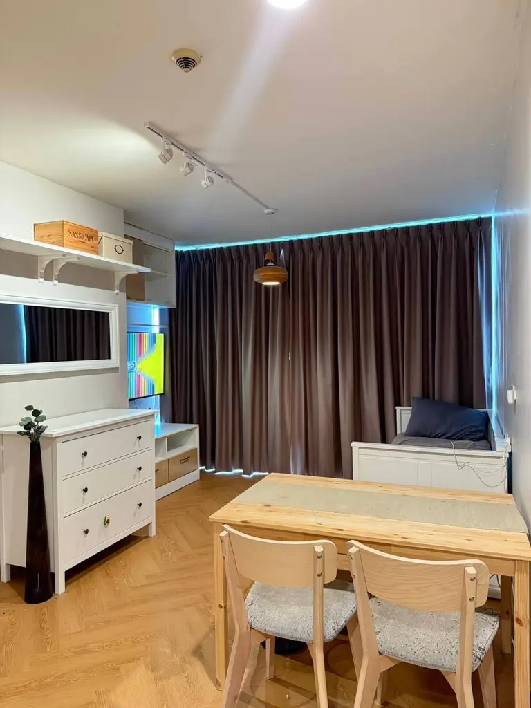 Living room of the 2-bedroom condo (58 sq.m.) at The IRIS Rama 9 - Srinagarindra
