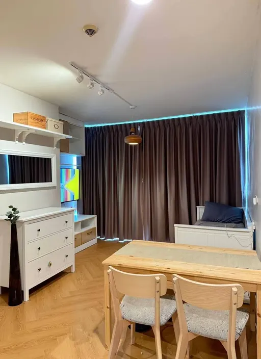 Living room of the 2-bedroom condo (58 sq.m.) at The IRIS Rama 9 - Srinagarindra