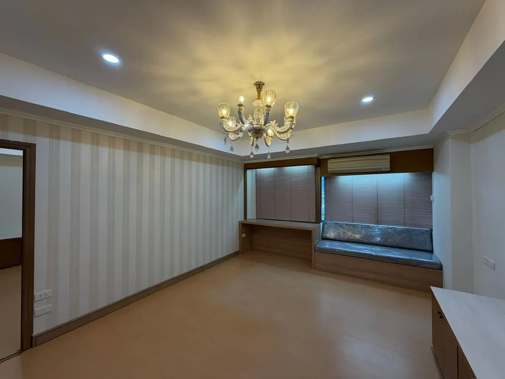 Living room of the 1-bedroom condo (33.52 sq.m.) at Royal Nine Residence