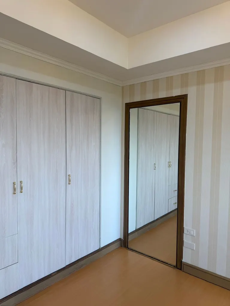 Bedroom (view 4) of the 1-bedroom condo (33.52 sq.m.) at Royal Nine Residence
