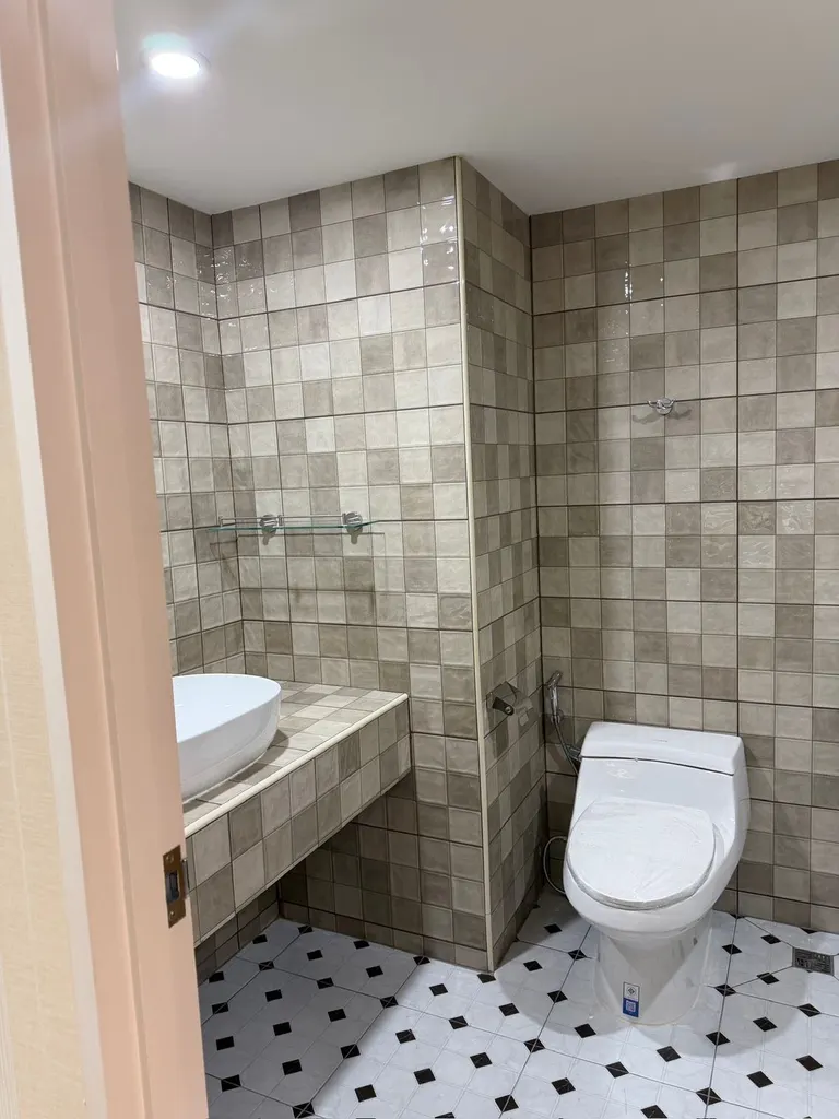 Bathroom of the 1-bedroom condo (33.52 sq.m.) at Royal Nine Residence