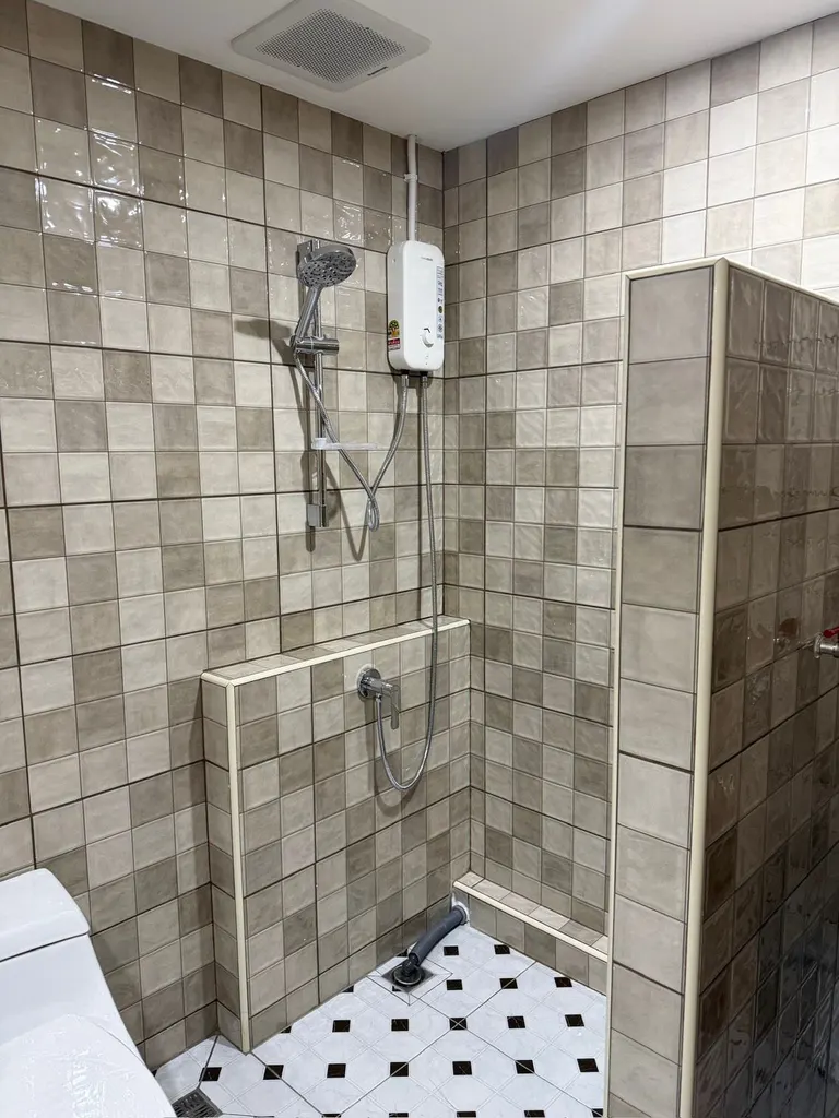 Bathroom (view 2) of the 1-bedroom condo (33.52 sq.m.) at Royal Nine Residence