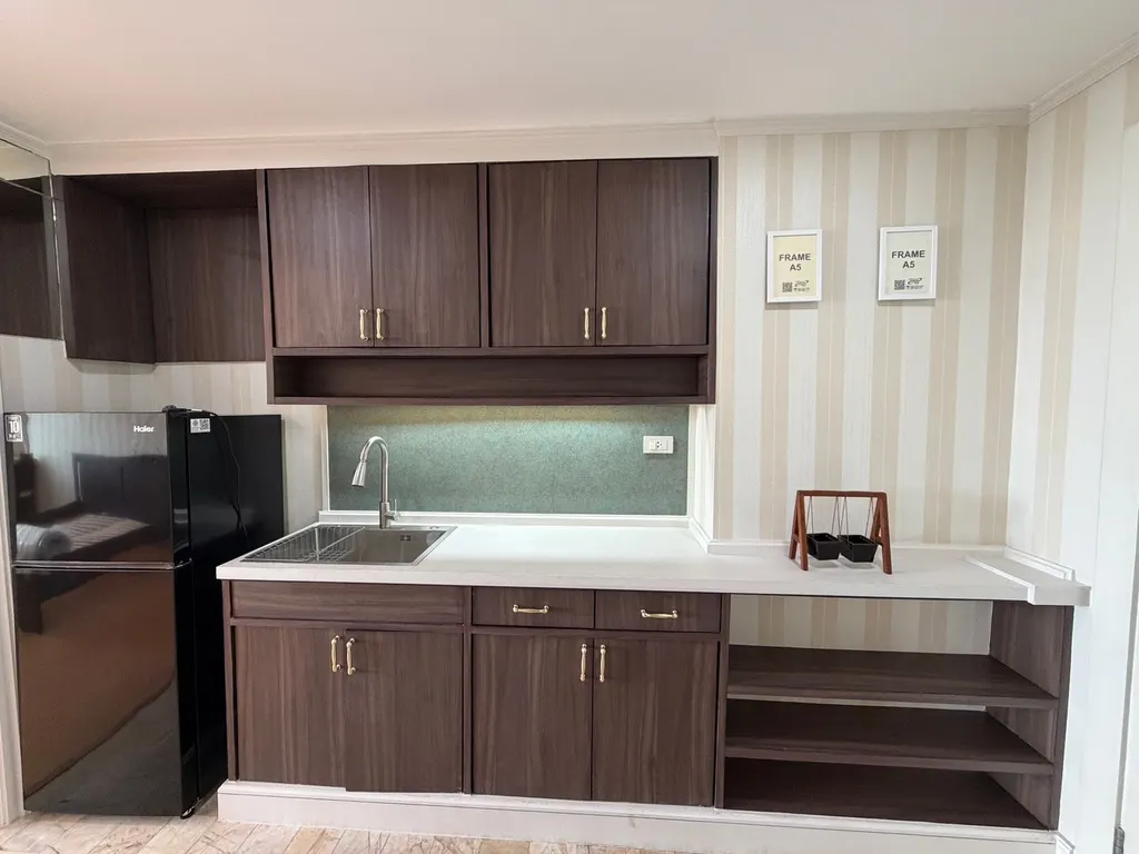 Kitchen (view 2) of the 1-bedroom condo (33.52 sq.m.) at Royal Nine Residence