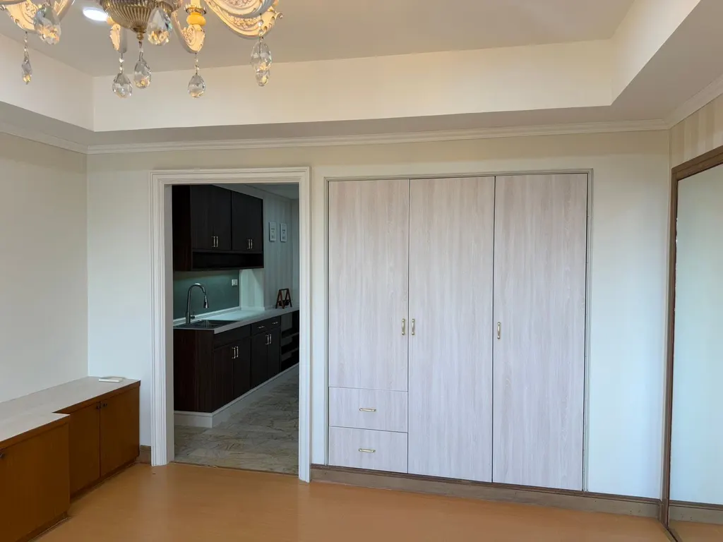Living room (view 6) of the 1-bedroom condo (33.52 sq.m.) at Royal Nine Residence