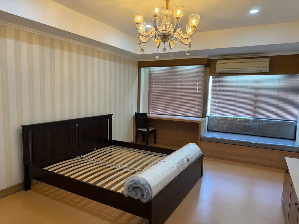 Bedroom (view 2) of the 1-bedroom condo (33.52 sq.m.) at Royal Nine Residence