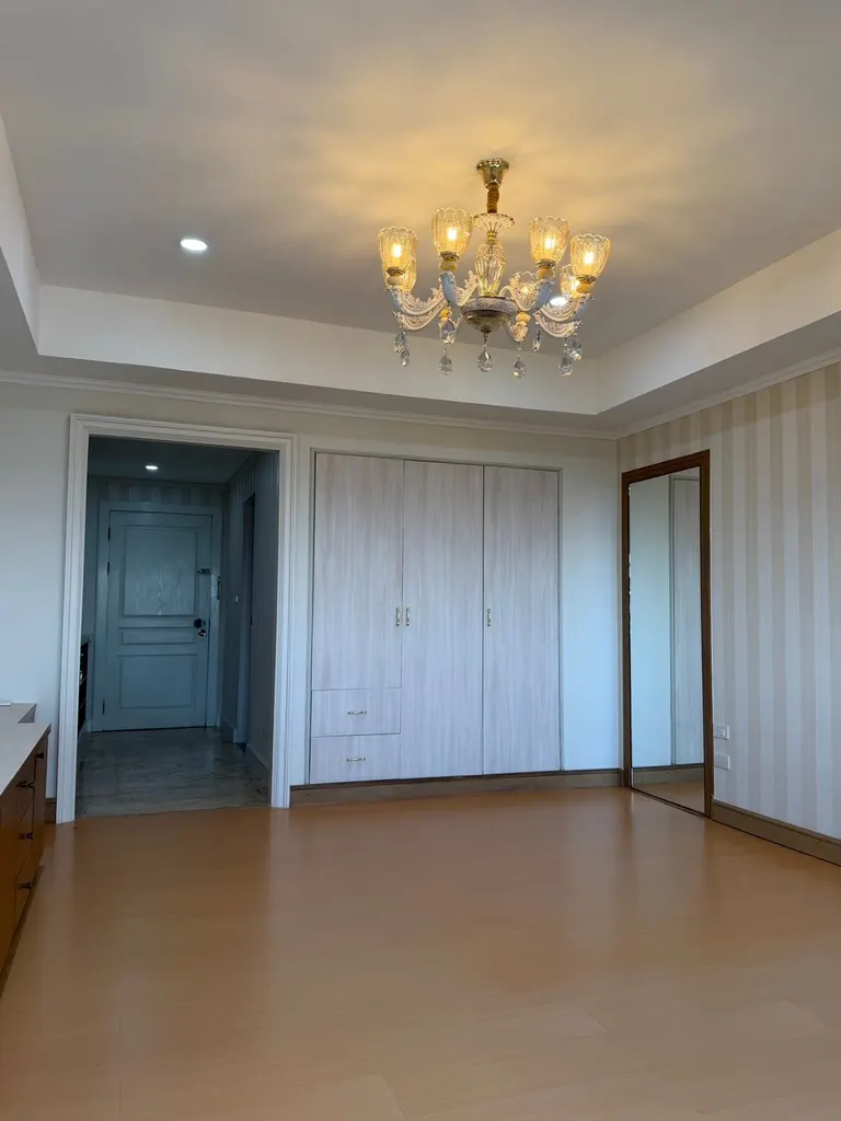 Bedroom (view 3) of the 1-bedroom condo (33.52 sq.m.) at Royal Nine Residence