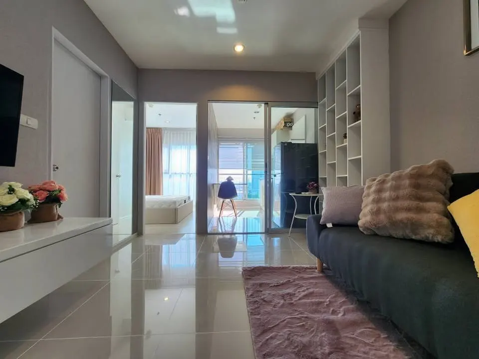 Living room (view 2) of the 1-bedroom condo (35 sq.m.) at Aspire Sukhumvit 48