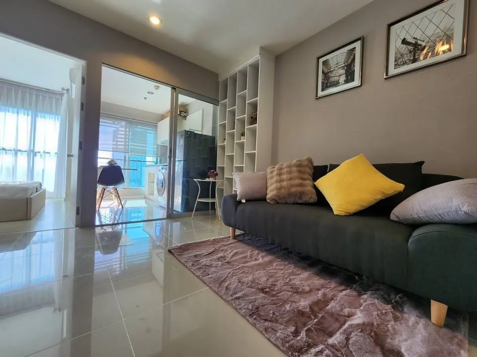Living room (view 3) of the 1-bedroom condo (35 sq.m.) at Aspire Sukhumvit 48