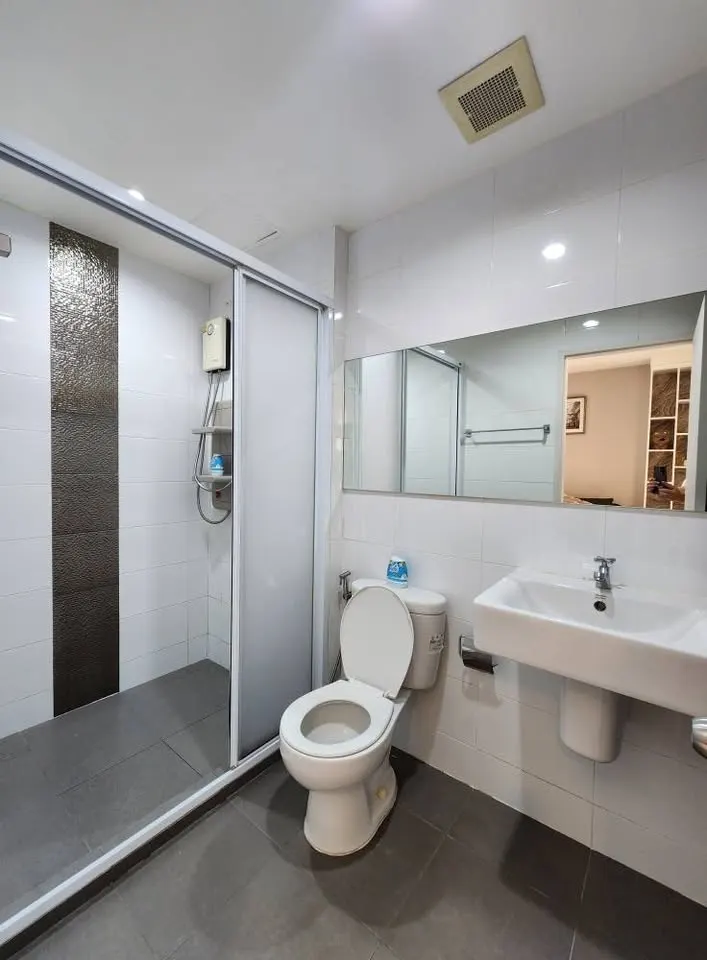 Bathroom of the 1-bedroom condo (35 sq.m.) at Aspire Sukhumvit 48