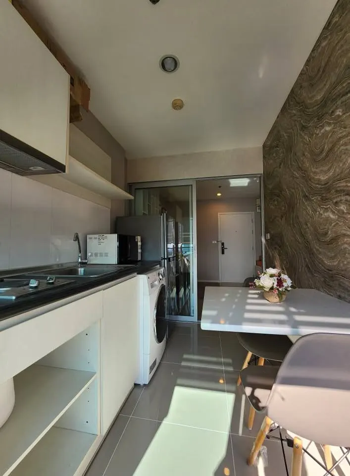 Kitchen of the 1-bedroom condo (35 sq.m.) at Aspire Sukhumvit 48