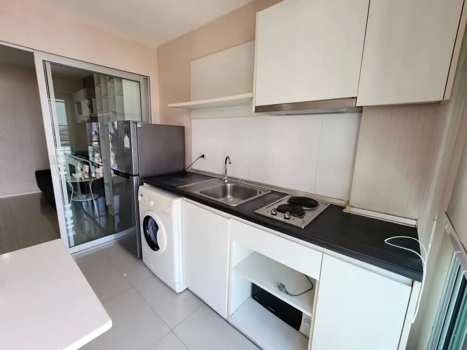 Kitchen (view 2) of the 1-bedroom condo (35 sq.m.) at Aspire Sukhumvit 48