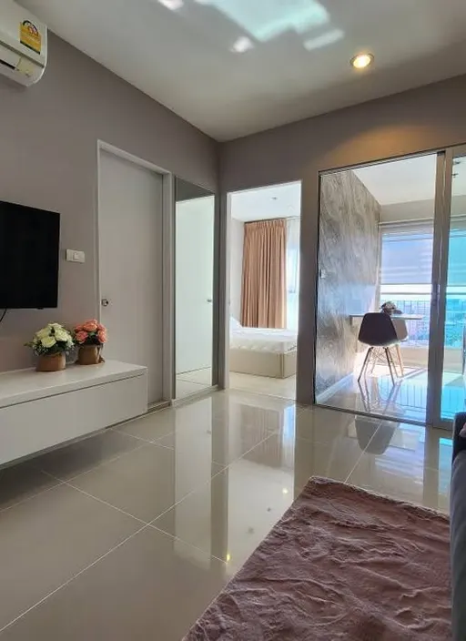 Living room of the 1-bedroom condo (35 sq.m.) at Aspire Sukhumvit 48