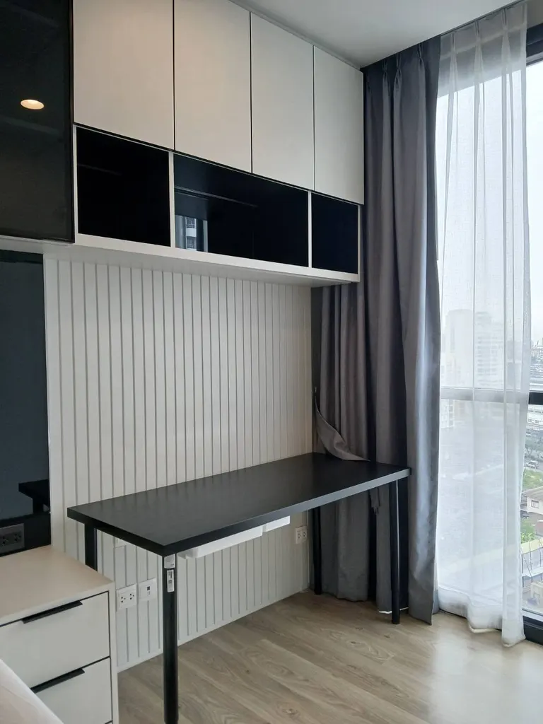 Living room (view 2) of the 1-bedroom condo (34 sq.m.) at Oka Haus Sukhumvit 36