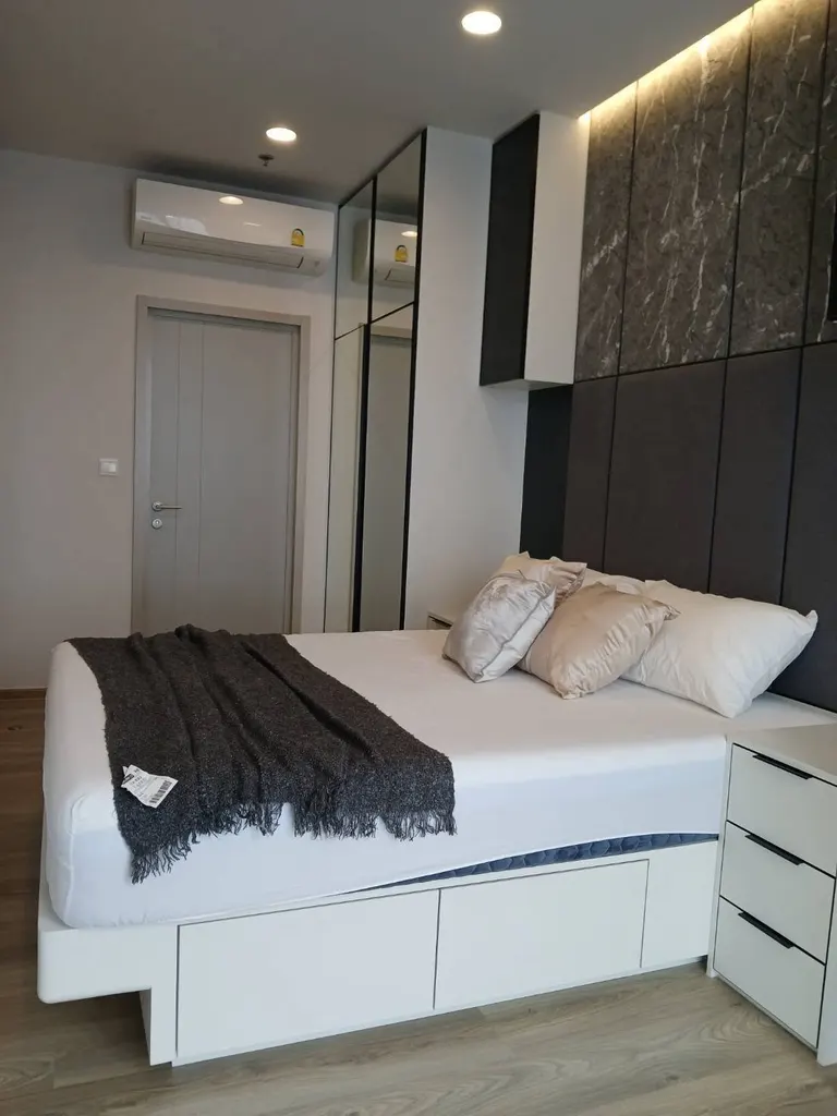 Bedroom of the 1-bedroom condo (34 sq.m.) at Oka Haus Sukhumvit 36