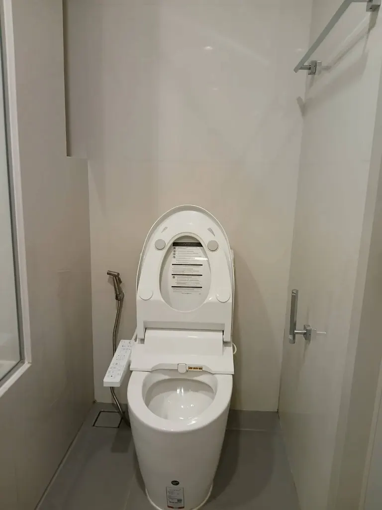Bathroom (view 2) of the 1-bedroom condo (34 sq.m.) at Oka Haus Sukhumvit 36