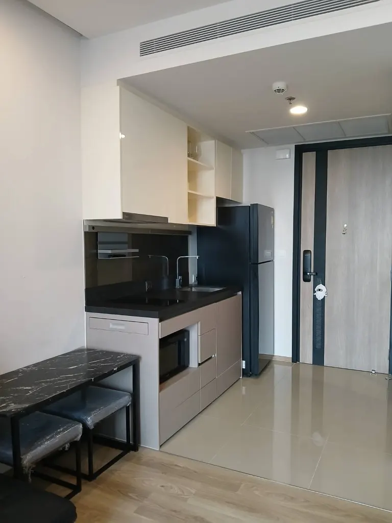 Kitchen of the 1-bedroom condo (34 sq.m.) at Oka Haus Sukhumvit 36
