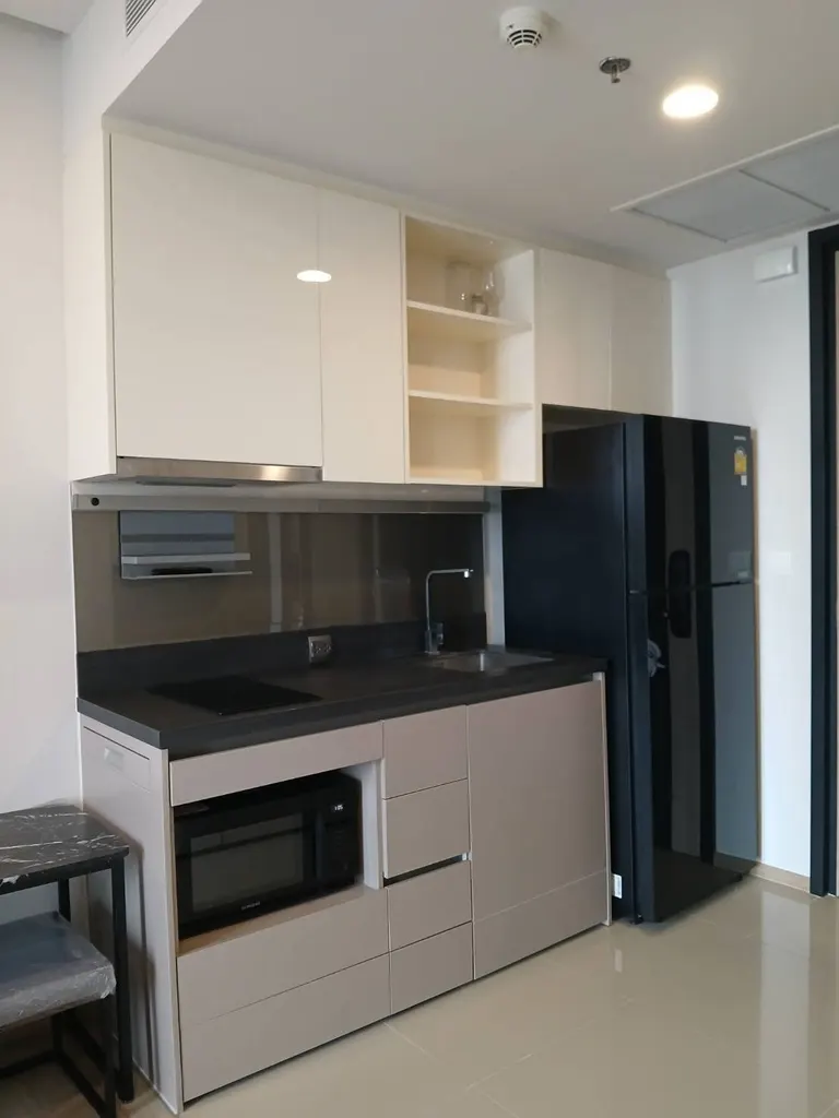Kitchen (view 2) of the 1-bedroom condo (34 sq.m.) at Oka Haus Sukhumvit 36