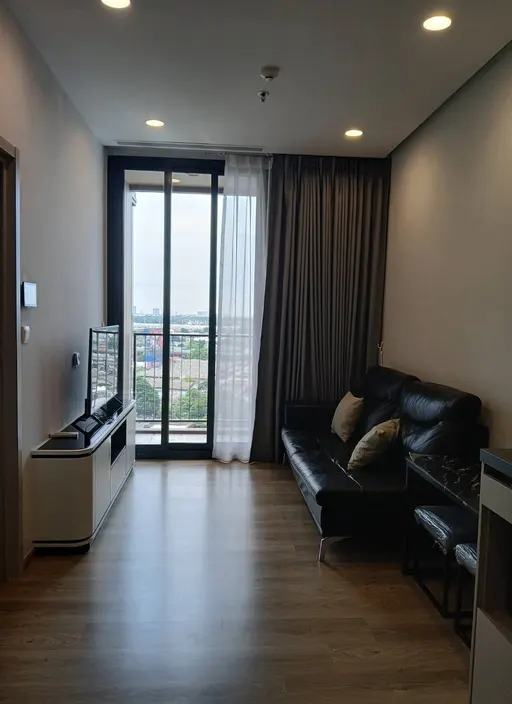 Living room of the 1-bedroom condo (34 sq.m.) at Oka Haus Sukhumvit 36