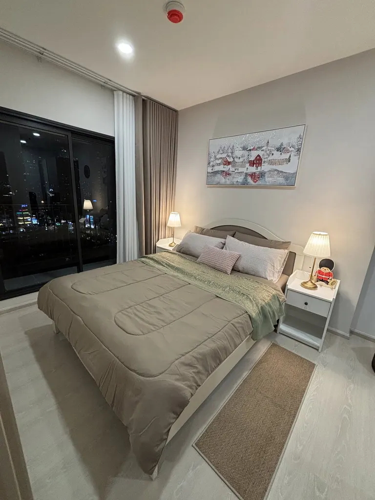 Bedroom of the 1-bedroom condo (35.33 sq.m.) at Life Charoennakhon-Sathorn