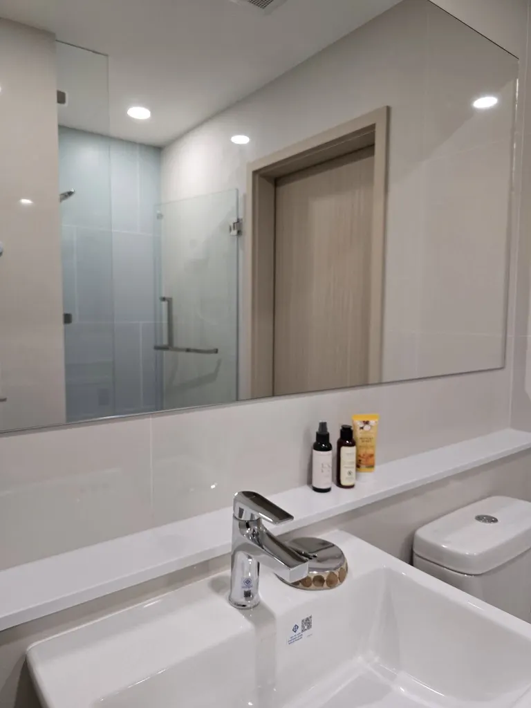 Bathroom of the 1-bedroom condo (35.33 sq.m.) at Life Charoennakhon-Sathorn