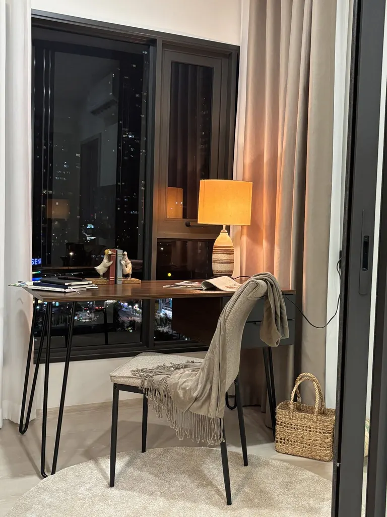 Study corner (view 3) of the 1-bedroom condo (35.33 sq.m.) at Life Charoennakhon-Sathorn