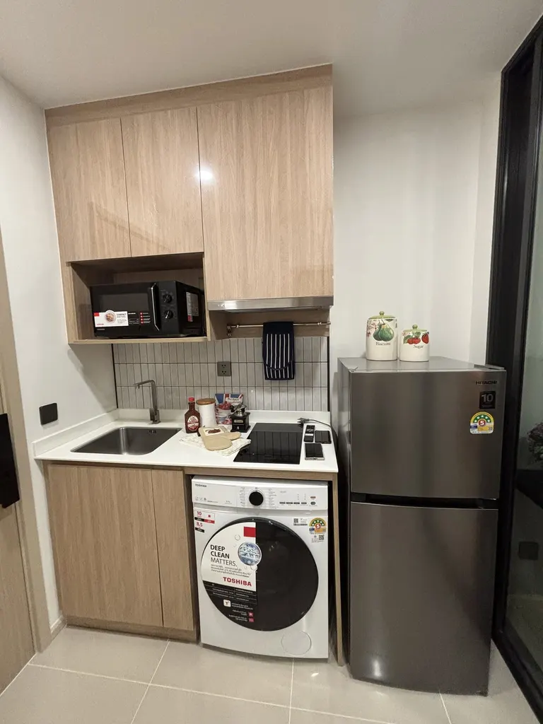 Kitchen (view 3) of the 1-bedroom condo (35.33 sq.m.) at Life Charoennakhon-Sathorn