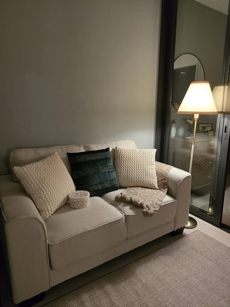 Living room (view 4) of the 1-bedroom condo (35.33 sq.m.) at Life Charoennakhon-Sathorn