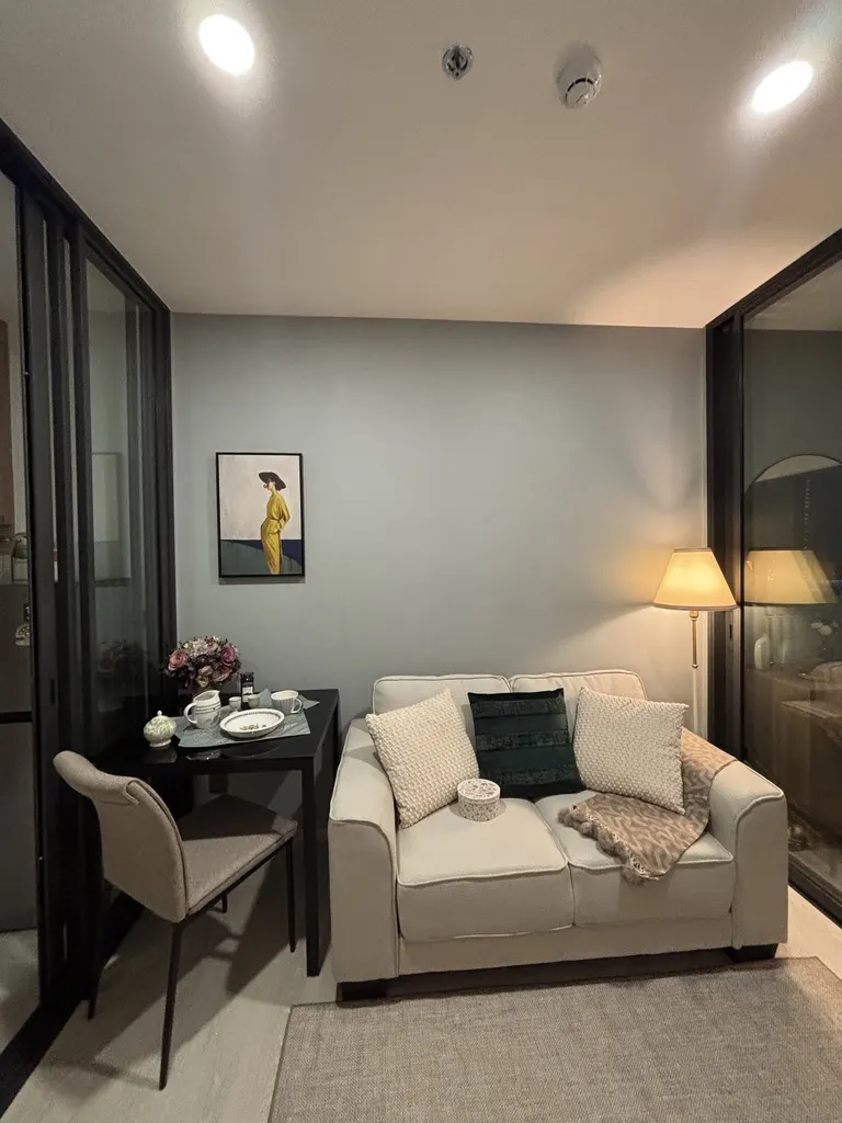 Living room (view 7) of the 1-bedroom condo (35.33 sq.m.) at Life Charoennakhon-Sathorn